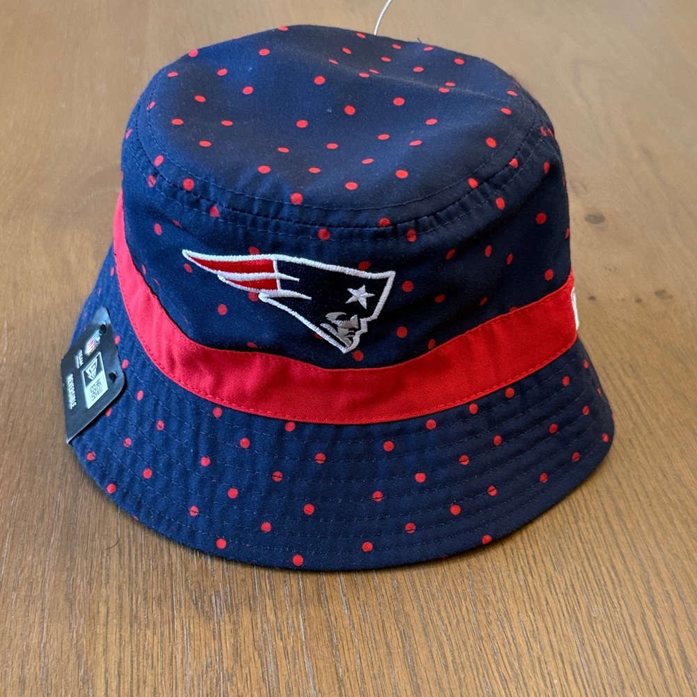 New Era Kids New England Patriots Navy and Red Dot Bucket Hat NWT